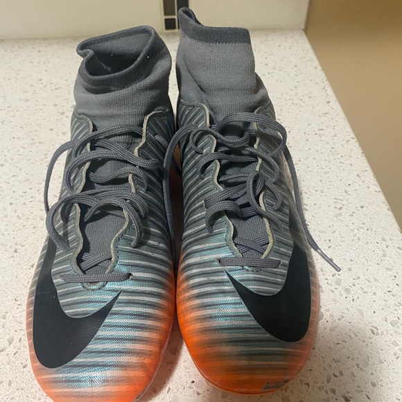 Boys Nike cleats - Picture 6 of 6